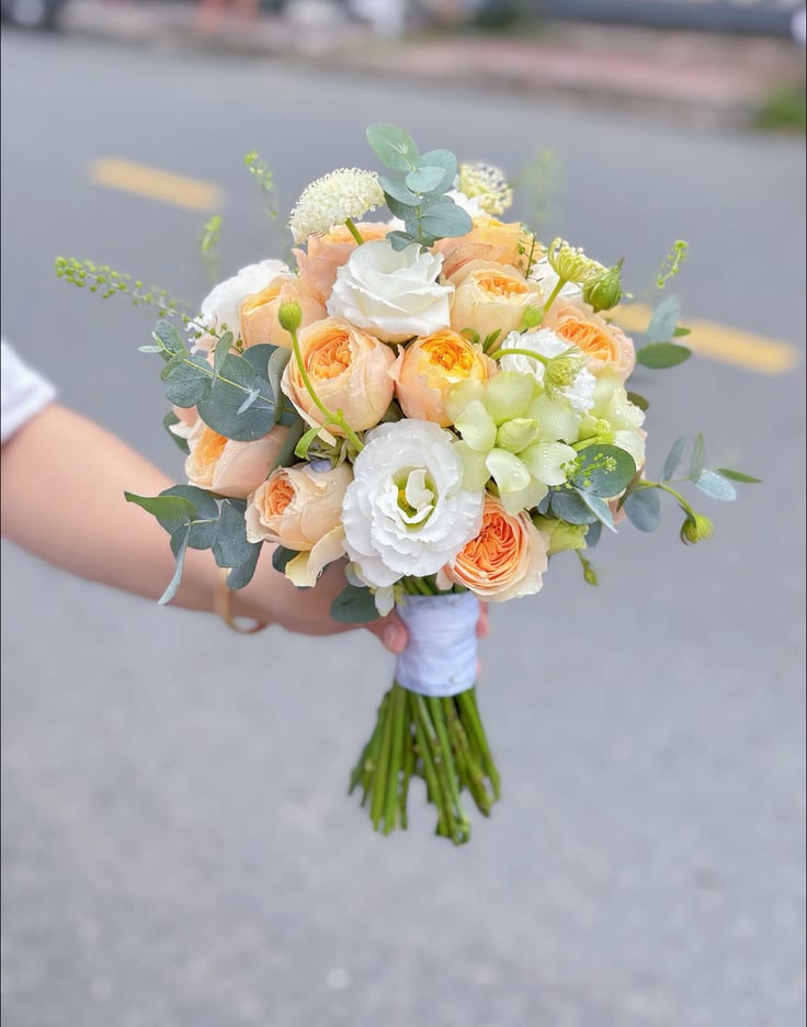 Khách hàng hài lòng với dịch vụ hoa tươi bó chất lượng cao tại Lộc Ninh Bình Phước