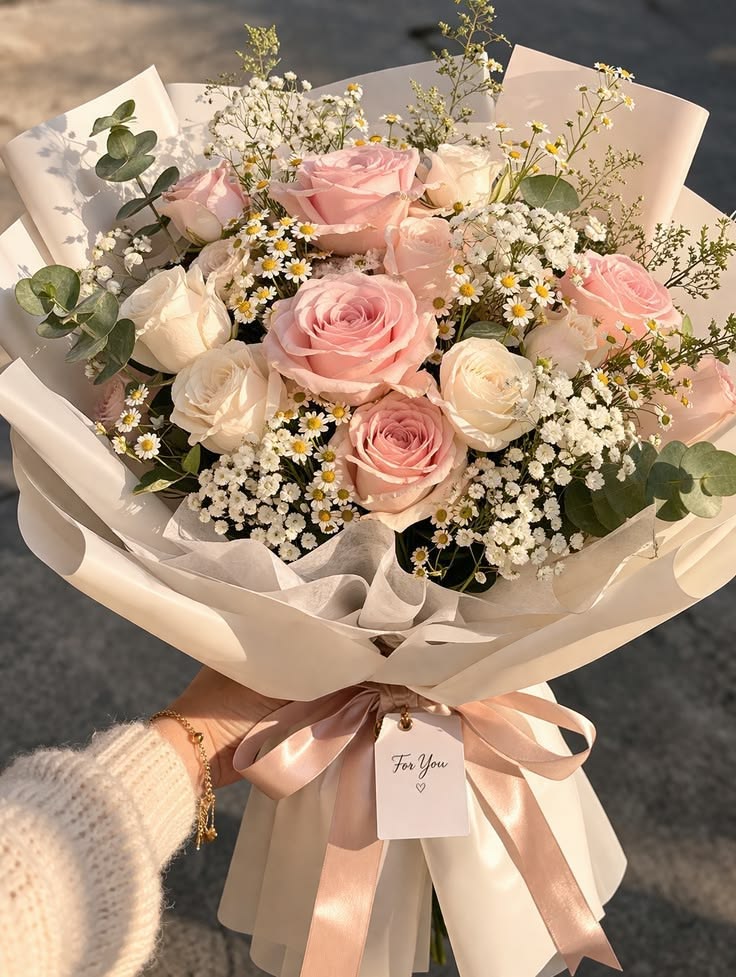 Thợ cắm hoa tại Hoa Tươi Nga Bu đang hoàn thiện từng chi tiết cho bó hoa tươi