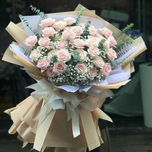 Nghệ nhân chăm chút từng chi tiết trong quy trình tạo nên bó hoa tươi hoàn hảo