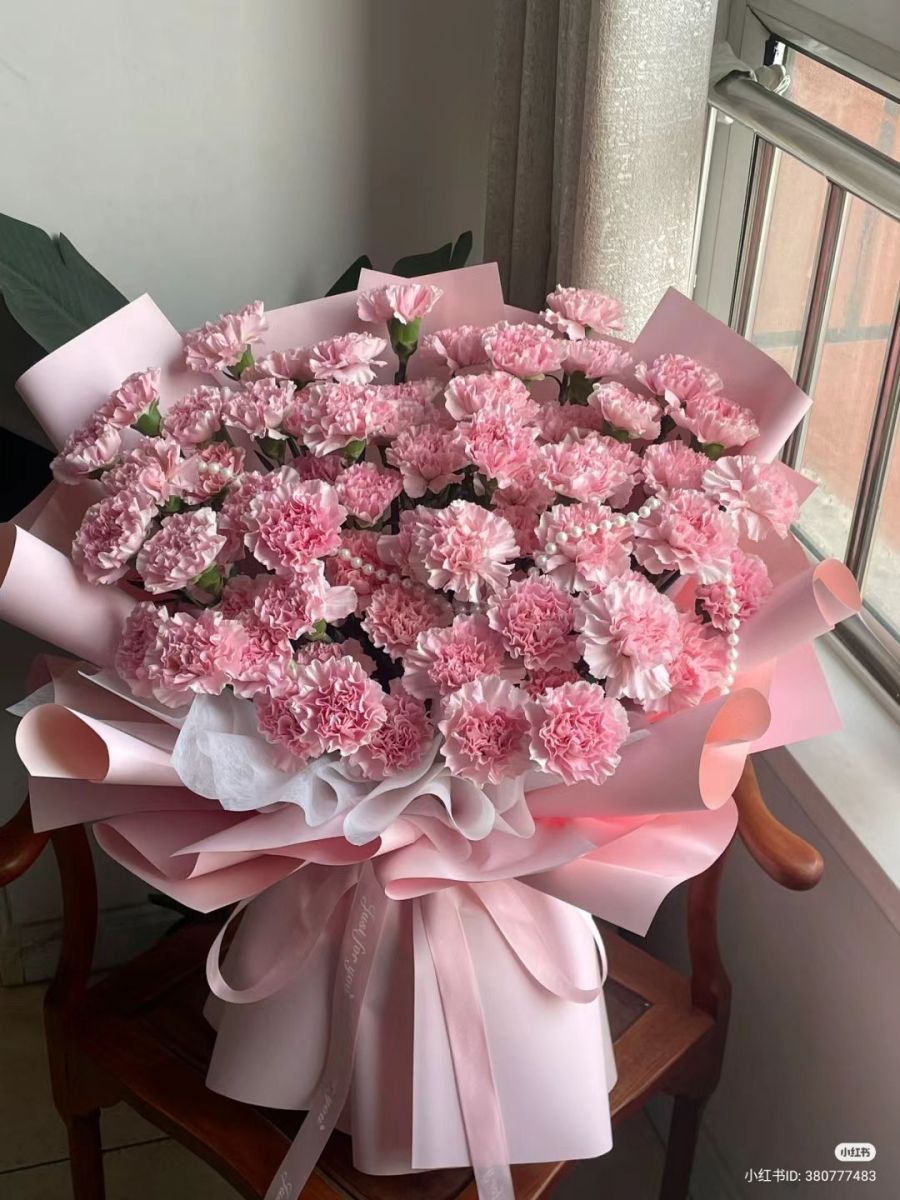 Quy trình bó hoa nghệ thuật chuyên nghiệp tại tiệm Hoa Tươi Nga Bu