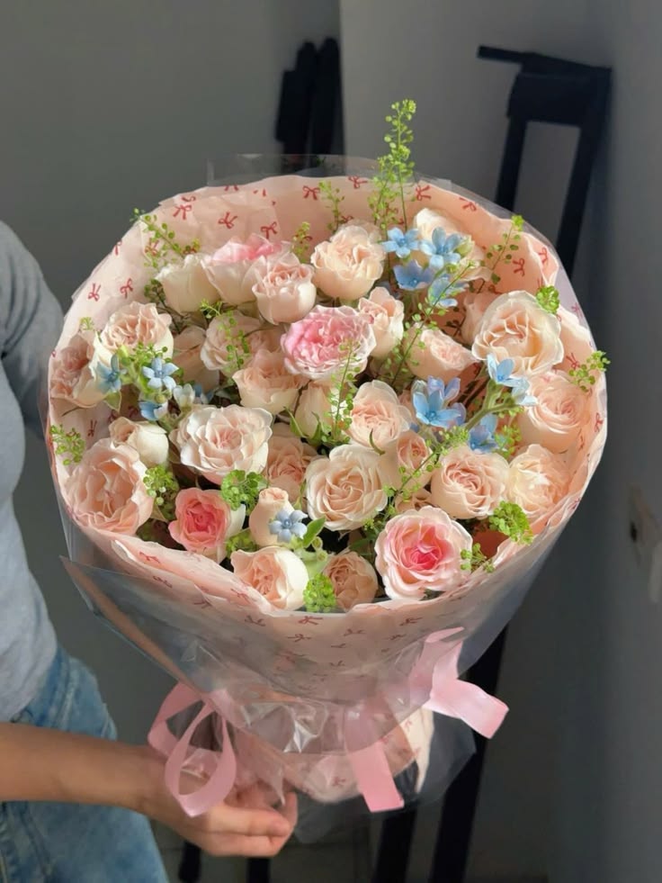 Khách hàng hài lòng với các mẫu hoa tươi bó mới lạ tại Hoa Tươi Nga Bu