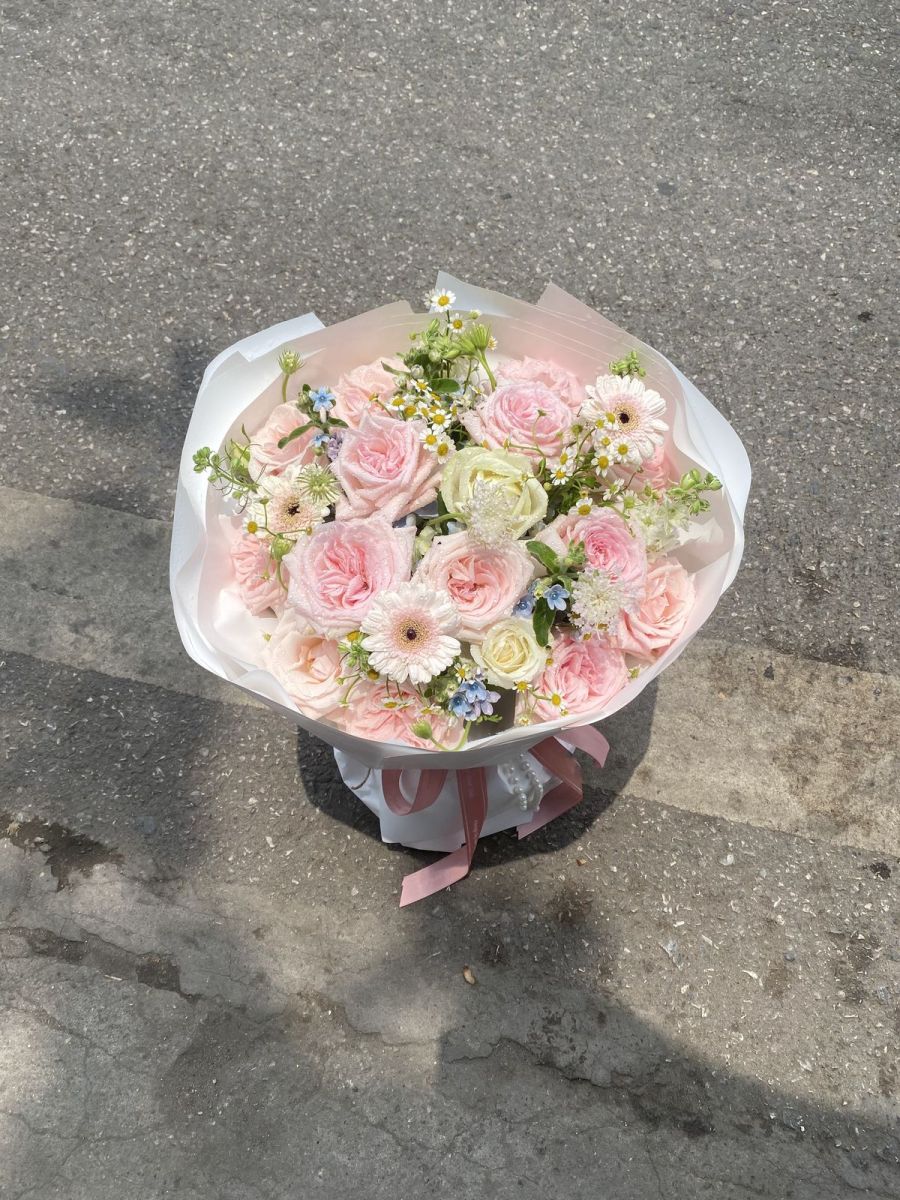 Sản phẩm hoa tươi bó mang phong cách hiện đại sẵn sàng giao đến tay khách hàng