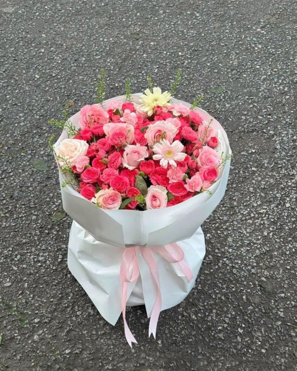 Nghệ nhân Hoa Tươi Nga Bu đang sáng tạo các mẫu hoa tươi bó độc bản