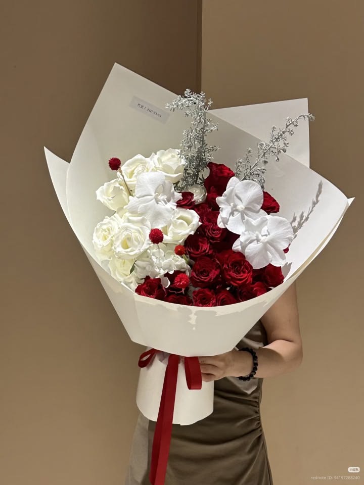 Khách hàng hài lòng khi chọn dịch vụ hoa tươi bó tại Hoa Tươi Nga Bu